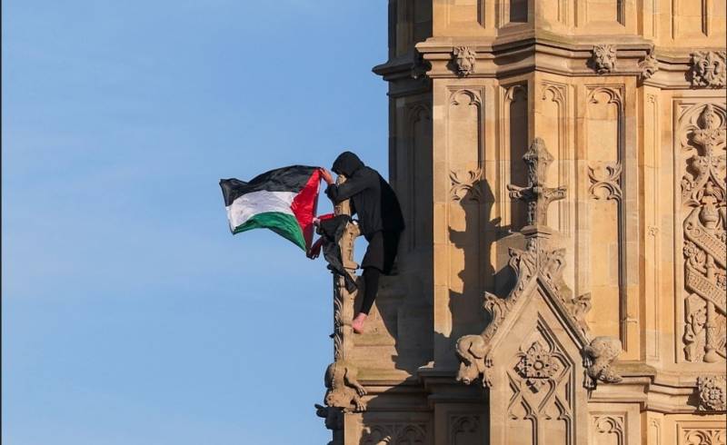 Man with Palestinian flag arrested after scaling London's Big Ben