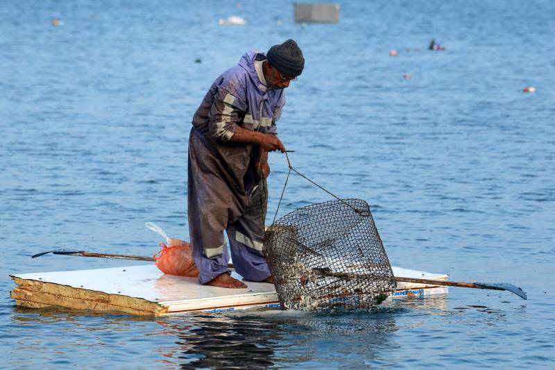 Gazans using old fridge doors to catch fish