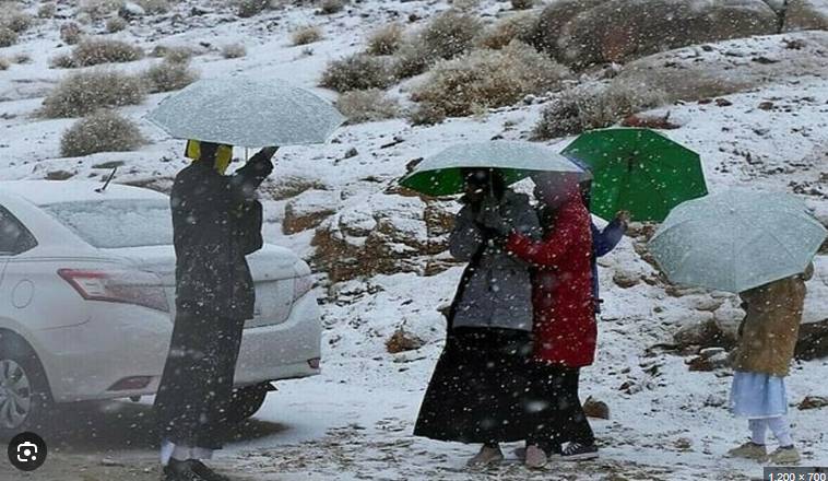 Upper parts receive rain, snow as another westerly wave enters Pakistan 
