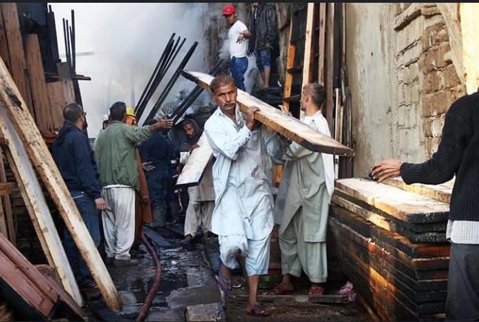 Massive fire engulfs timber godown in Karachi