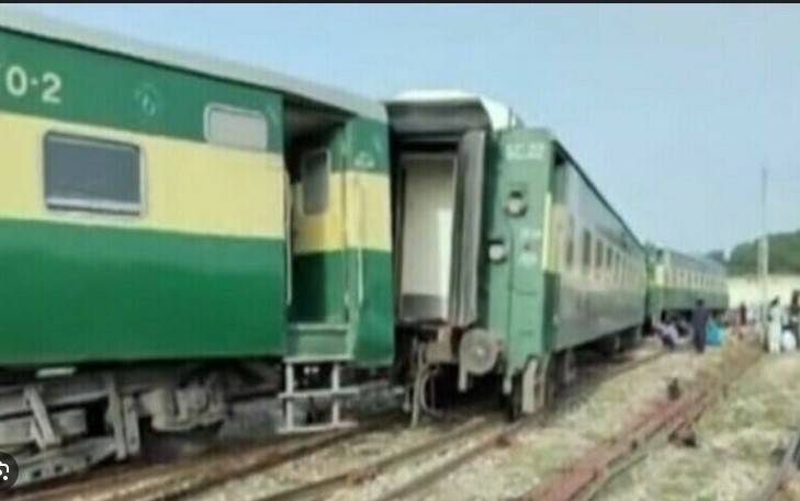 Rail traffic affected after Tezgam Express derails at Rohri
