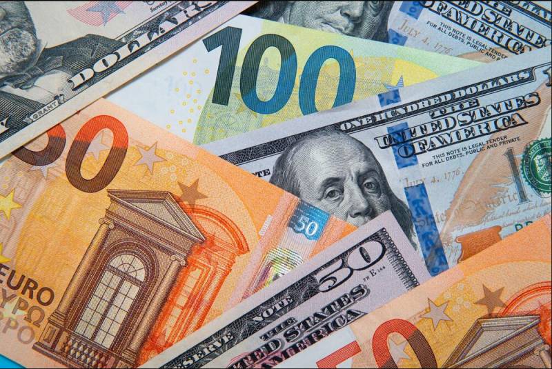 Dollar falls 1% against euro over US recession fears