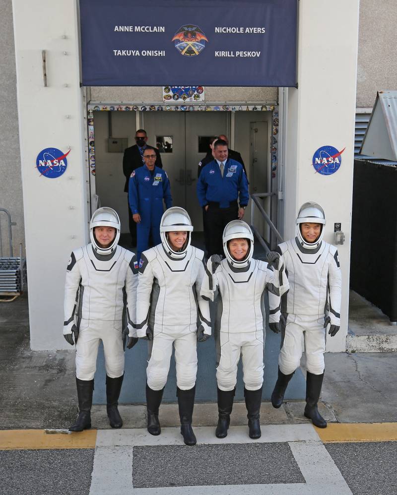 More wait for stranded astronauts after replacement crew delayed