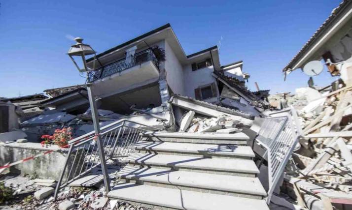 Quake damages buildings, sparks panic in Italy's Naples