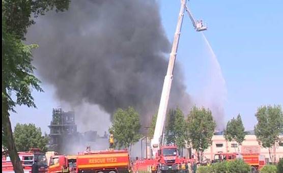 Massive fire engulfs chemical factory in Lahore