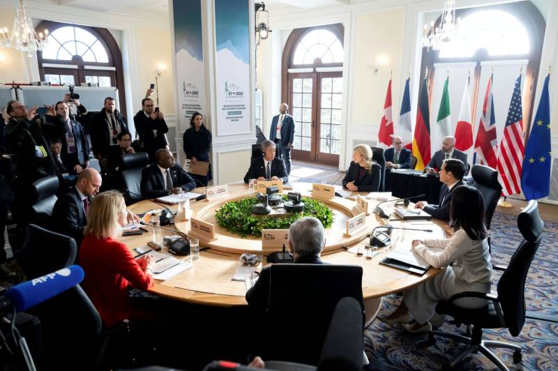 United G7 warns Russia to back Ukraine truce