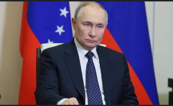 Putin tells Ukraine troops in Russian region to 'surrender'