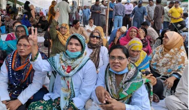 Lady health workers protest against privatization of hospitals in Narowal