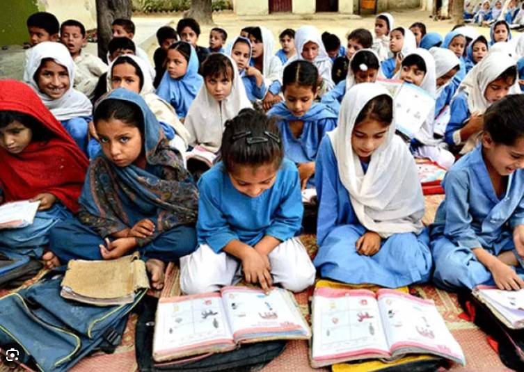 Distribution of free textbooks starts in Lahore schools