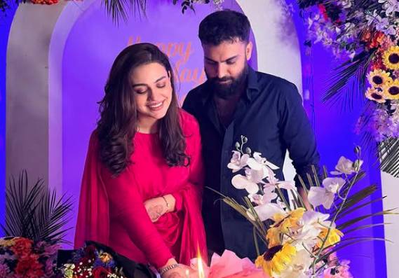 Zara Noor Abbas celebrates herself in flower-themed birthday bash by Asad Siddiqui 