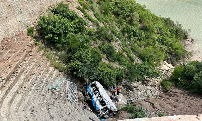 Coaster en route to Rawalpindi meets deadly accident near Kahuta, 4 dead