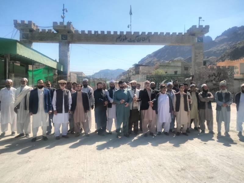 Pak-Afghan jirga agrees to halt disputed construction, open Torkham border