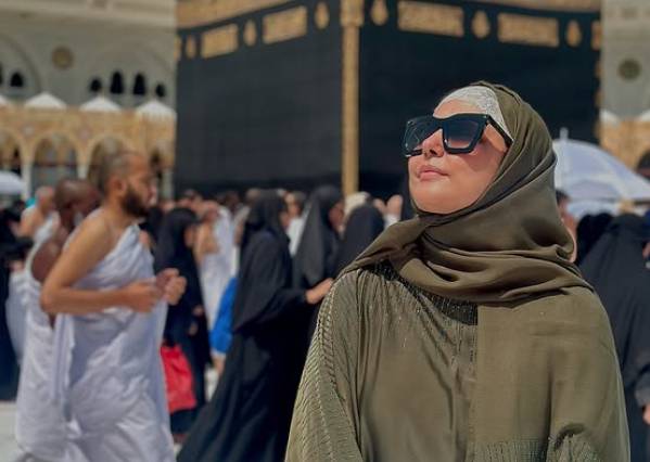 'Overwhelmed and speechless...': Hina Khan performs Umrah