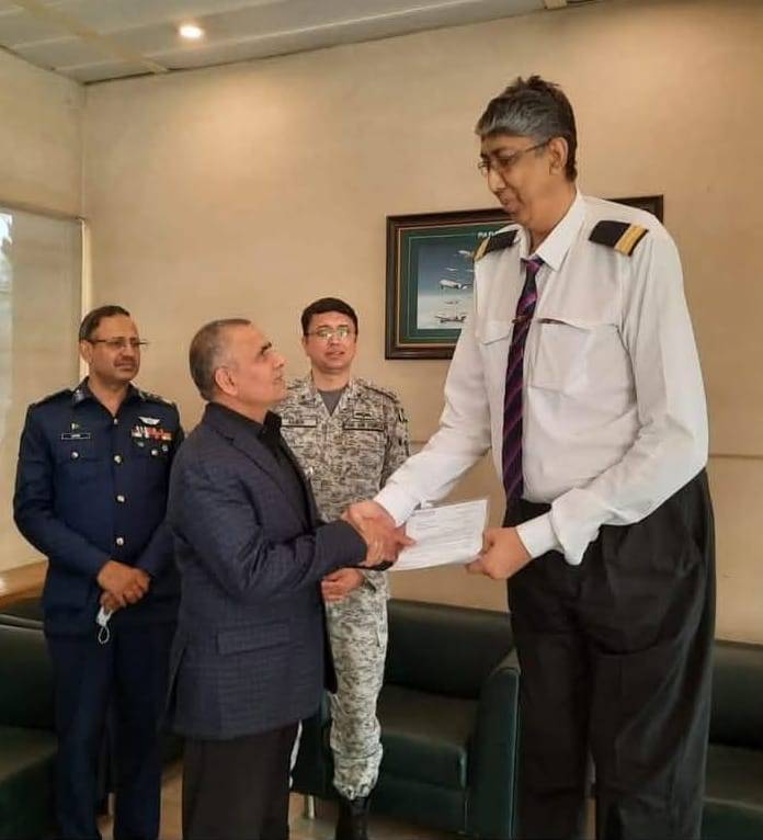 Pakistan's tallest man Nasir Soomro passes away