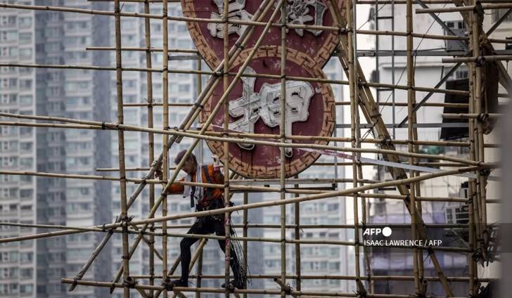 Hong Kong's bamboo scaffolds on their way out