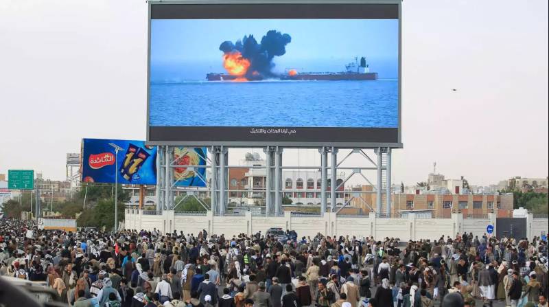 Huthis announce new attack on American warships, fresh US strikes