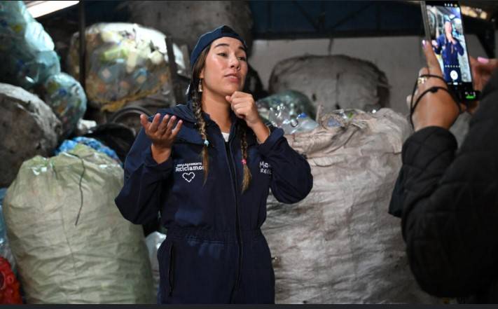 Colombian influencer puts the pizzazz into recycling