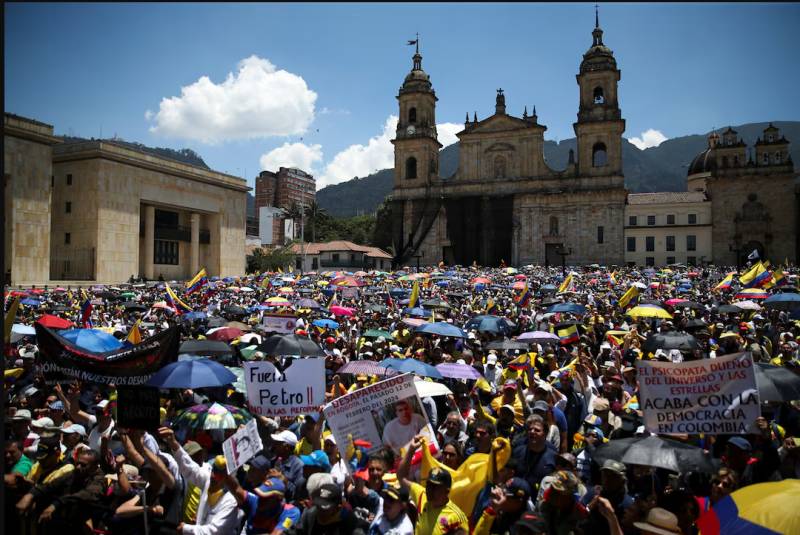 Thousands march in support of Colombia's president, reforms