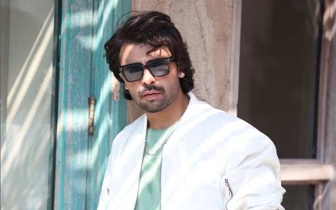 Point to ponder: Farhan Saeed's witty remark on Farshi Shalwar trend 