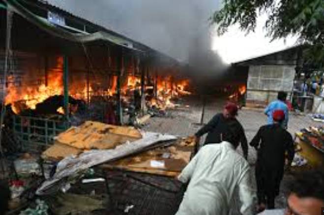 Massive blaze guts Model Bazaar in Faisalabad