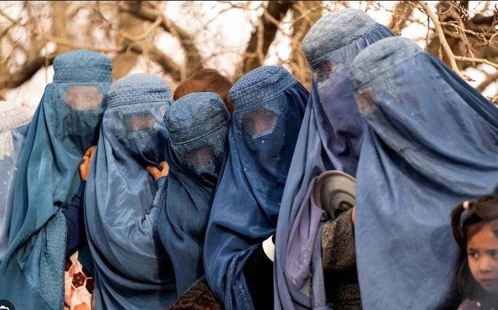 New generation of Afghan women shift from burqa