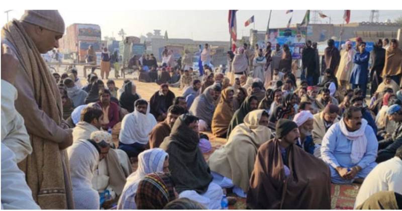 Traders stage sit-in at Indus Highway against dacoities in Shikarpur