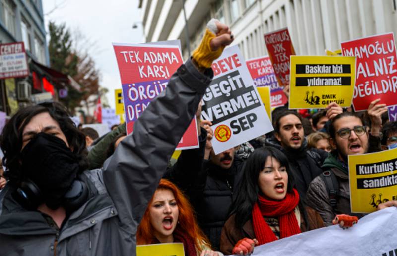 Arrested Istanbul mayor urges judges to act as protests resume