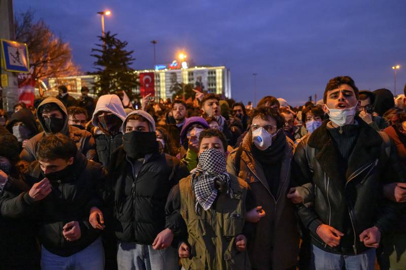 Police 'fire rubber bullets, teargas' during Istanbul City Hall protest