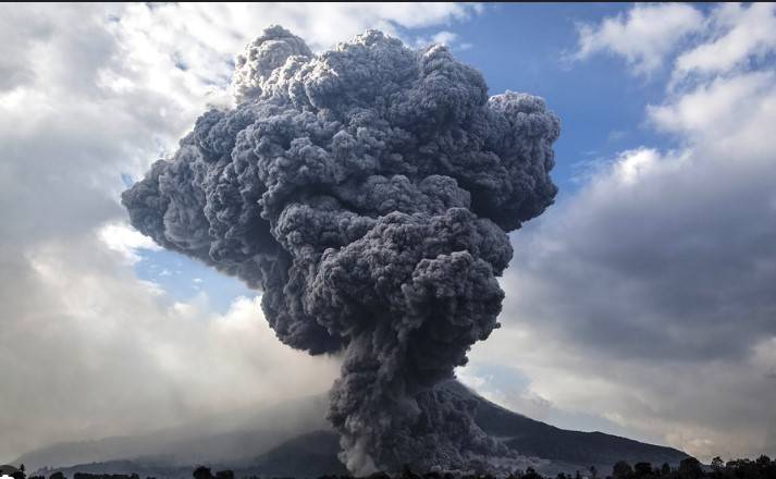 Flights cancelled after Indonesia volcano eruption