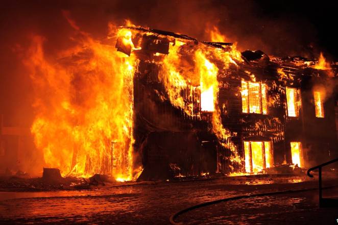Fire breaks out in Karachi building 