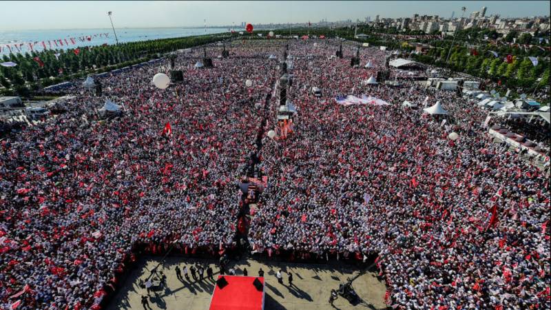 Thousands defy Erdogan warning to march in Istanbul