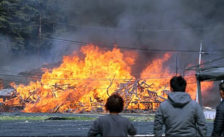 Hundreds evacuated as two killed in South Korea wildfire
