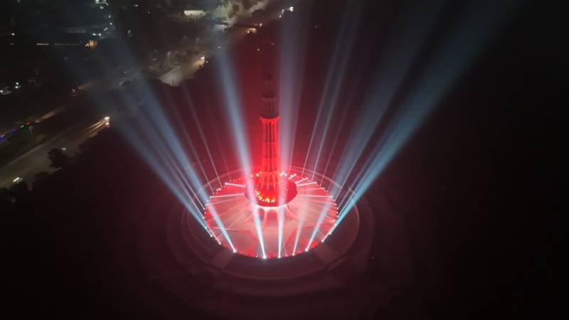 Pakistan’s largest laser light show illuminates Minar-e-Pakistan on Pakistan Day