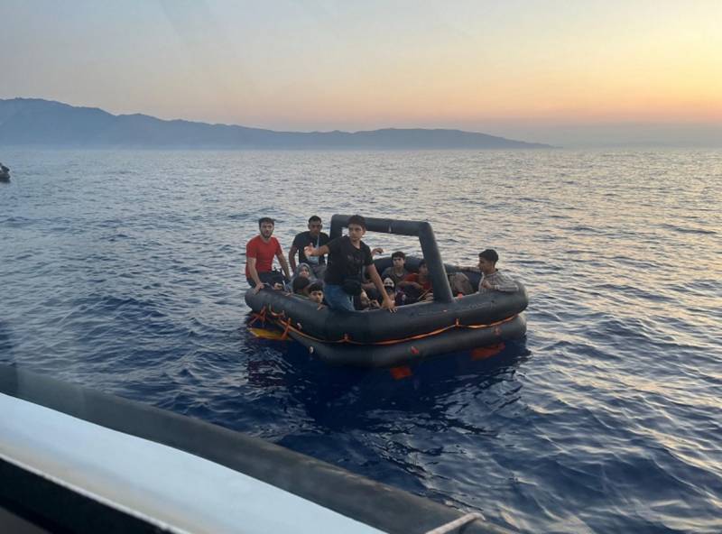 People-smuggler abandons 19 migrants off Greece: police
