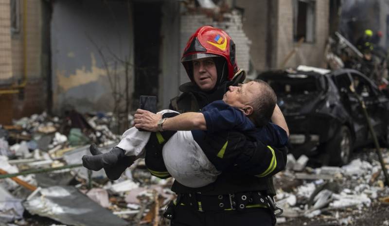 Russian strikes on Kyiv kill at least three, wound 10