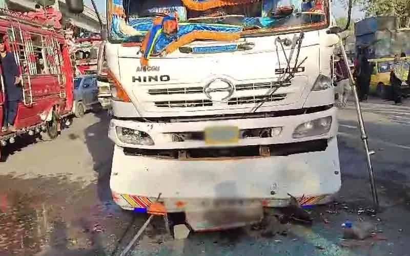 Pregnant woman, her child and husband killed in tragic Karachi accident