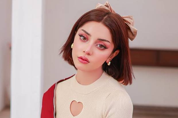 Alizeh Shah shares new clicks in mini skirt