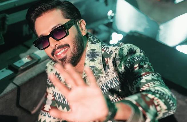 Fahad Mustafa's protective gesture for little girl on show wins hearts
