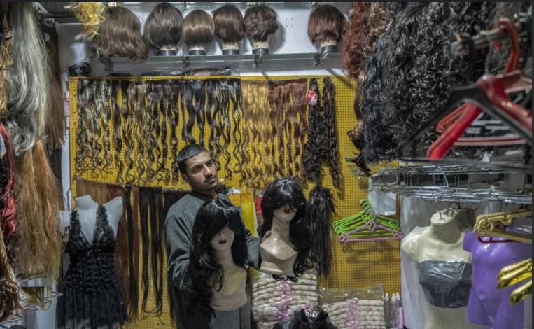 Afghan women risk Taliban wrath over hair trade