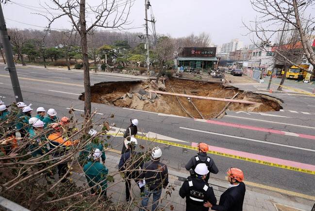 Motorcyclist killed by giant Seoul sinkhole
