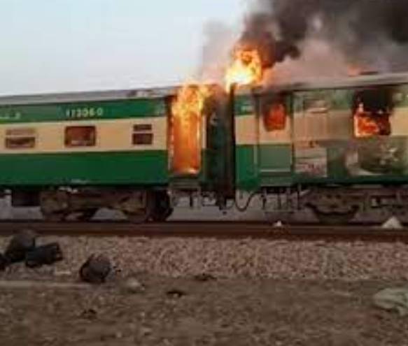 Fire breaks out in train in Nawabshah
