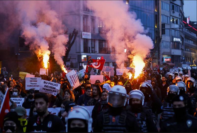 Turkey protesters defiant despite mass arrests