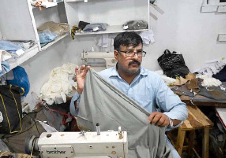 Dacoits loot 130 Eid suits from tailor shops in Karachi and Nawabshah