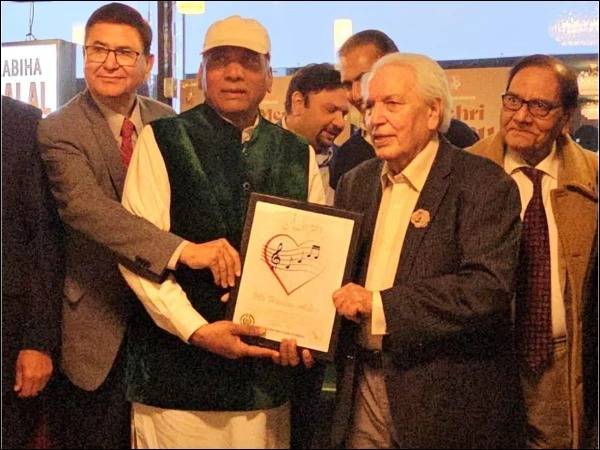 Comedian Hassan Abbas honoured with Aitraf-e-Fun Award in New York