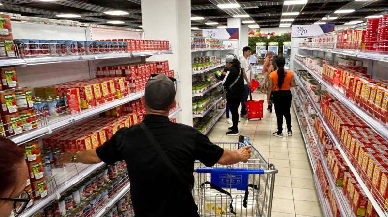 Cuba resurrects dollar-only stores, a symbol of inequality
