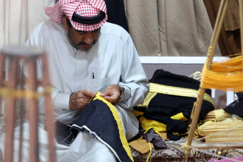 Saudi tailor keeps robe-making craft alive