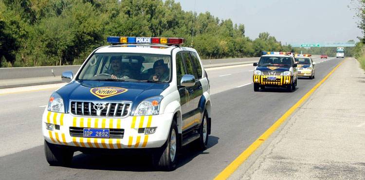 Police distributes Eid gifts among motorway users and martyr families