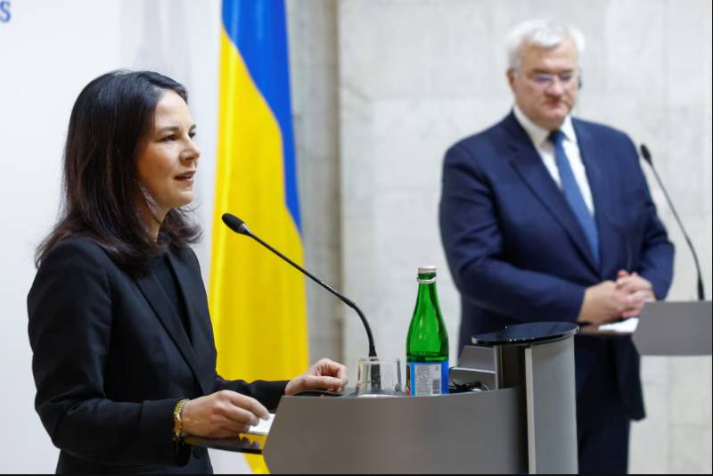 Putin stalling on Ukraine talks, German FM says in Kyiv