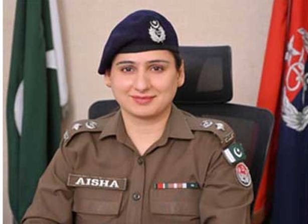 Pakistan female police officer wins international award