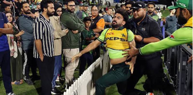 Afghan fans clash with Khushdil Shah during Pak vs NZ match